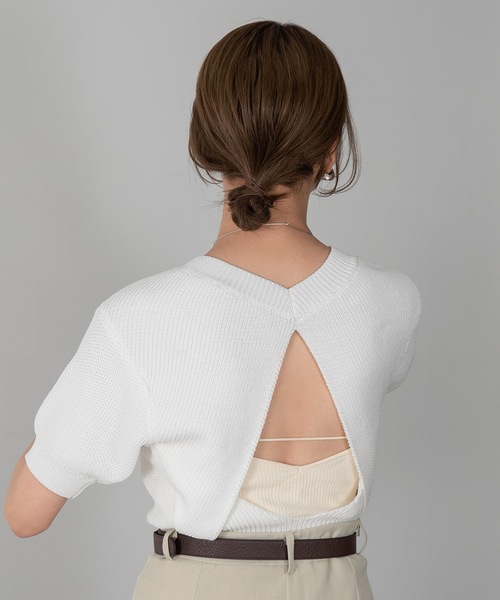 Amiur(エミレ)の「back open knit tops(ニット/セーター・レディース・ブラック/ベージュ/ホワイト・FREE)」の4枚目の写真