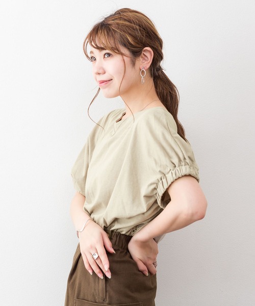 atONE(アットワン)の「atONE 2WAYゴムギャザースリーブカットソー(Tシャツ/カットソー・レディース・ホワイト/グレイッシュベージュ/ブラック/テラコッタ・M-L/4L~5L/LL~3L)」の13枚目の写真