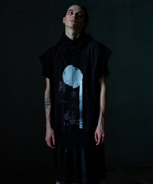 JULIUS（ユリウス）の「JULIUS/ユリウス/プリントスウェットノースリーブパーカー/827CUM2（パーカー・メンズ・ブラック/ベージュ・3/2）」の4枚目の写真