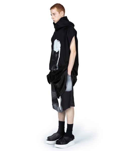 JULIUS（ユリウス）の「JULIUS/ユリウス/プリントスウェットノースリーブパーカー/827CUM2（パーカー・メンズ・ブラック/ベージュ・3/2）」の8枚目の写真