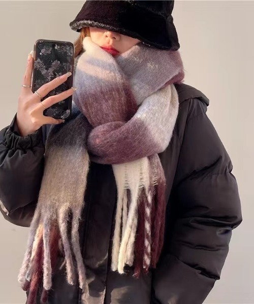 tolene(トレネ)の「チェックボリュームフリンジマフラー(マフラー・レディース・マスタード/ブルーグレー/パープル・ONE SIZE)」の3枚目の写真