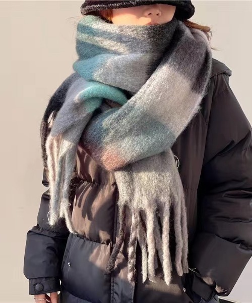 tolene(トレネ)の「チェックボリュームフリンジマフラー(マフラー・レディース・マスタード/ブルーグレー/パープル・ONE SIZE)」の2枚目の写真