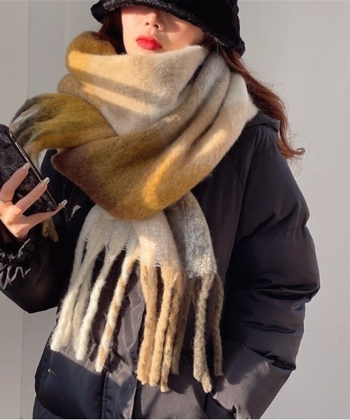 tolene(トレネ)の「チェックボリュームフリンジマフラー(マフラー・レディース・マスタード/ブルーグレー/パープル・ONE SIZE)」の1枚目の写真