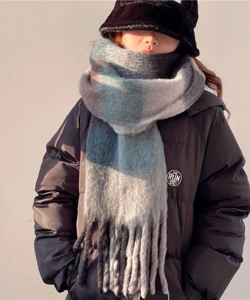 tolene(トレネ)の「チェックボリュームフリンジマフラー(マフラー・レディース・マスタード/ブルーグレー/パープル・ONE SIZE)」の4枚目の写真