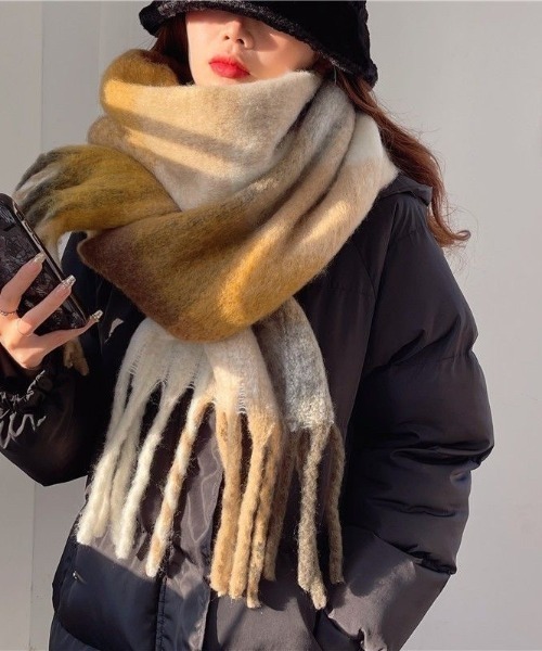 tolene(トレネ)の「チェックボリュームフリンジマフラー(マフラー・レディース・マスタード/ブルーグレー/パープル・ONE SIZE)」の5枚目の写真