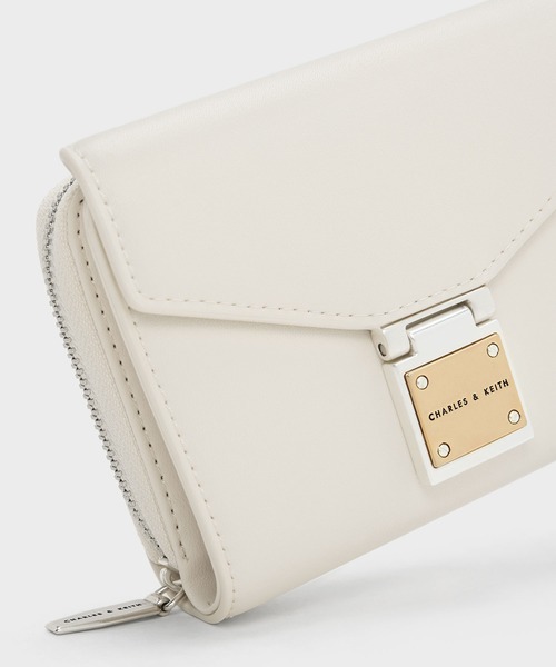 CHARLES & KEITH（チャールズ & キース）の「Austenオースティンメタリックアクセントウォレット（財布・レディース・クリーム/スミクロ/ダークブラウン・XXS）」の5枚目の写真