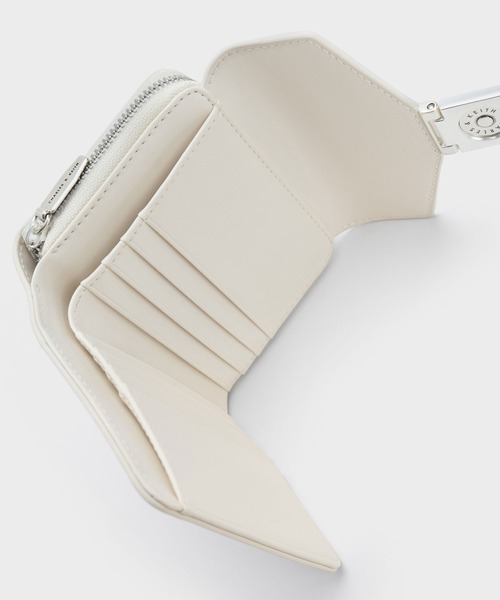 CHARLES & KEITH（チャールズ & キース）の「Austenオースティンメタリックアクセントウォレット（財布・レディース・クリーム/スミクロ/ダークブラウン・XXS）」の6枚目の写真