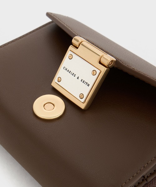 CHARLES & KEITH（チャールズ & キース）の「Austenオースティンメタリックアクセントウォレット（財布・レディース・クリーム/スミクロ/ダークブラウン・XXS）」の9枚目の写真
