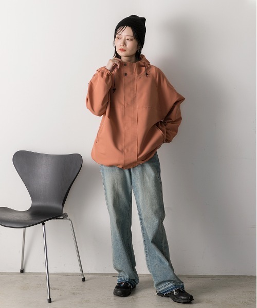ad thie(アドティエ)の「ラグラン ドローコード マウンテンパーカー(マウンテンパーカー・レディース・ブラック/アイボリー/ベージュ/ブルー/ブラック×カーキ/ネイビー/カーキ/ブラック×ベージュ/アイボリー系1/グレイッシュベージュ/レンガ/ライトグレー/ライトグレー系・FREE)」の20枚目の写真