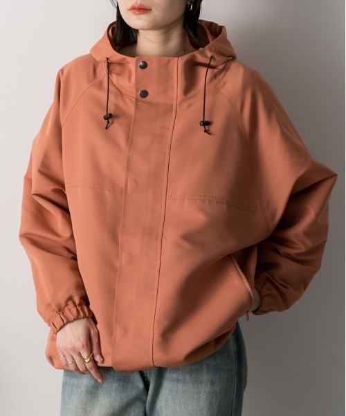 ad thie(アドティエ)の「ラグラン ドローコード マウンテンパーカー(マウンテンパーカー・レディース・ブラック/アイボリー/ベージュ/ブルー/ブラック×カーキ/ネイビー/カーキ/ブラック×ベージュ/アイボリー系1/グレイッシュベージュ/レンガ/ライトグレー/ライトグレー系・FREE)」の21枚目の写真