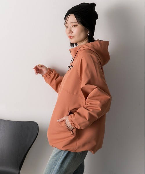 ad thie(アドティエ)の「ラグラン ドローコード マウンテンパーカー(マウンテンパーカー・レディース・ブラック/アイボリー/ベージュ/ブルー/ブラック×カーキ/ネイビー/カーキ/ブラック×ベージュ/アイボリー系1/グレイッシュベージュ/レンガ/ライトグレー/ライトグレー系・FREE)」の22枚目の写真