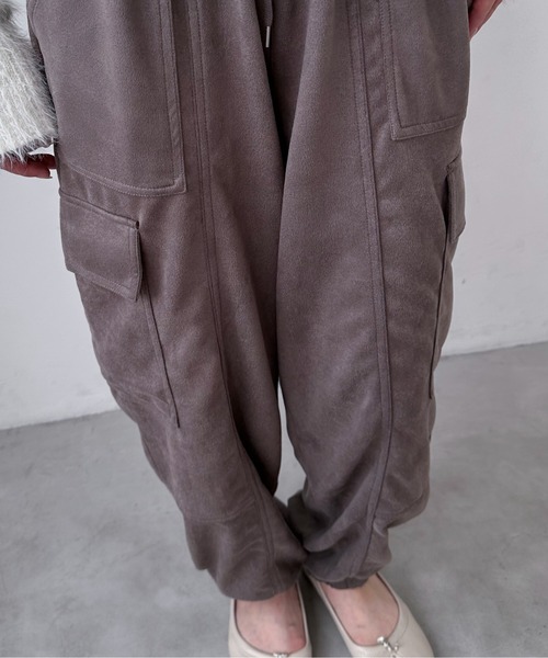 EPIMI E'PIMMY（エピミエピミー）の「スエードポンチカーゴパンツ（カーゴパンツ・レディース・アイボリー/ブラック/グレー・MEDIUM）」の13枚目の写真