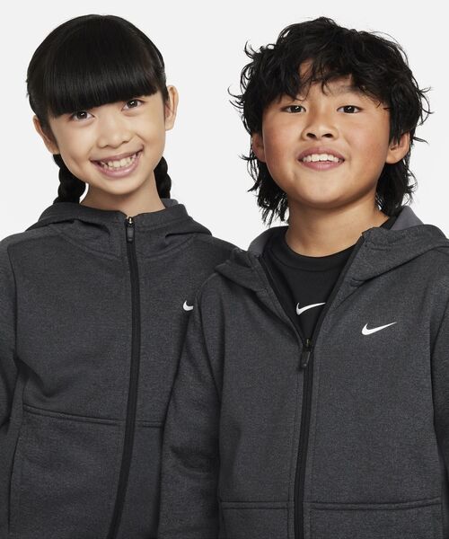 NIKE（ナイキ）の「ナイキ Therma-FIT マルチ+ ジュニア フルジップ トレーニングパーカー / Nike Therma-FIT Multi+ Big Kids' Full-Zip Training Hoodie（パーカー・キッズ・ブラック/グレー系その他・130/160/150/170/140）」の4枚目の写真