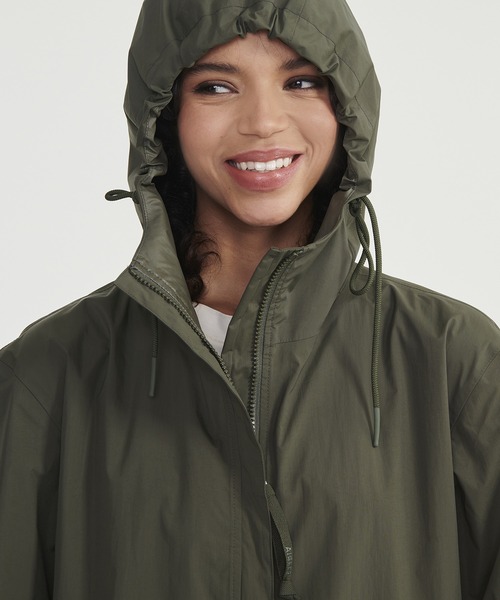 AIGLE(エーグル)の「透湿防水 パッカブルロングフーデッドジャケット(マウンテンパーカー・レディース・ブラック/レッド/モスグリーン・34/36/38/40)」の5枚目の写真