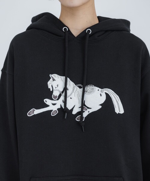 tanakadaisuke（タナカダイスケ）の「【tanakadaisuke/タナカダイスケ】《STUDIOUS別注》Horse emproidery hoodie/ホース刺繍フーディ（パーカー・レディース・ブラック/アイボリー・1/2）」の4枚目の写真