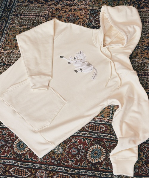 tanakadaisuke（タナカダイスケ）の「【tanakadaisuke/タナカダイスケ】《STUDIOUS別注》Horse emproidery hoodie/ホース刺繍フーディ（パーカー・レディース・ブラック/アイボリー・1/2）」の2枚目の写真