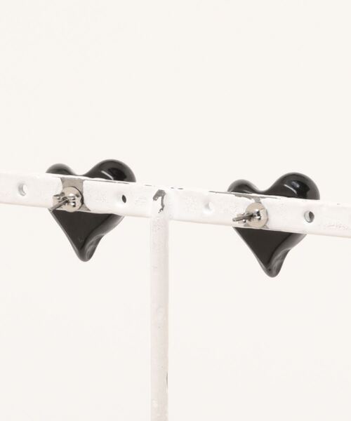 WHO'S WHO gallery（フーズフーギャラリー）の「ドロップハートピアス（ピアス（両耳用）・レディース・オフホワイト/ブラック・FREE）」の3枚目の写真