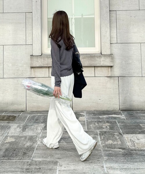 fredy emue（フレディエミュ）の「【インフルエンサー企画 別注カラーあり】衿付きシアーリブカーディガン（ニット/セーター・レディース・チャコールグレー/サックスブルー/ライトグレー/ネイビー・38）」の17枚目の写真