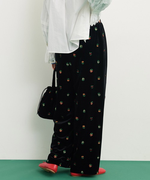 CHILD WOMAN（チャイルドウーマン）の「ベロアカラフル刺繍 イージーパンツ（その他パンツ・レディース・ブラック・FREE）」の3枚目の写真