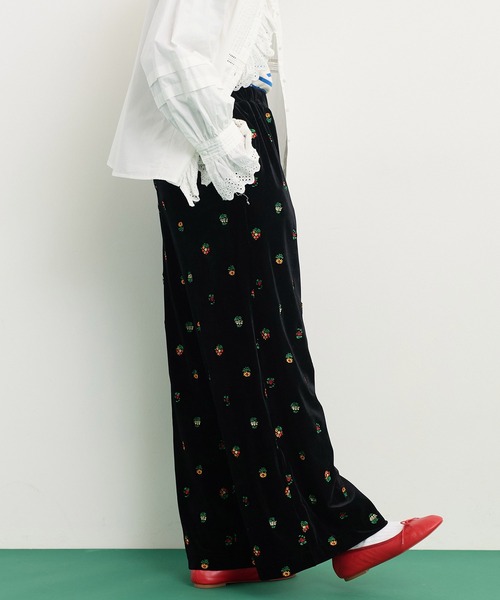 CHILD WOMAN（チャイルドウーマン）の「ベロアカラフル刺繍 イージーパンツ（その他パンツ・レディース・ブラック・FREE）」の4枚目の写真