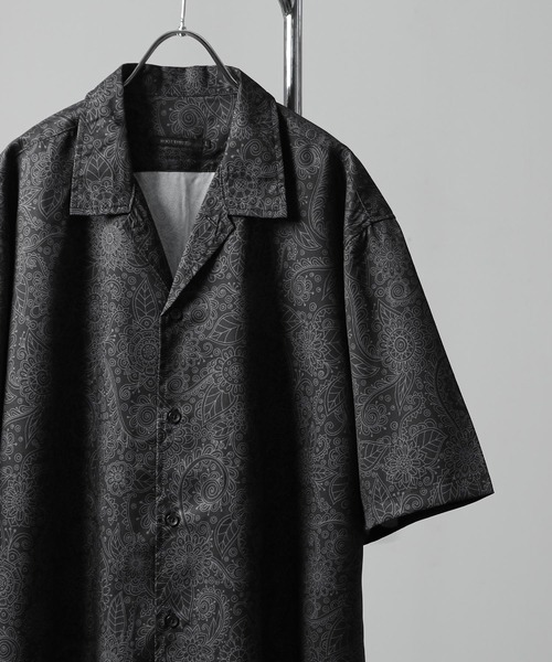 ROOT THREE（ルートスリー）の「【ROOT THREE】 総柄 オープンカラー 半袖 シャツ / 柄シャツ（シャツ/ブラウス・メンズ・ブラック系1/グリーン系/ブラック系/グレー系・LARGE/MEDIUM）」の2枚目の写真