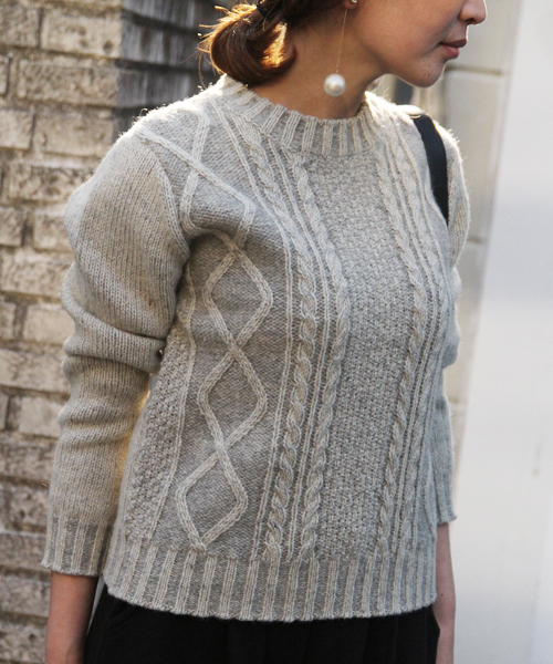 coen(コーエン)の「ダブルプレーティングケーブルクルーネックニット§(ニット/セーター・レディース・グレー/ワイン・MEDIUM/LARGE)」の1枚目の写真