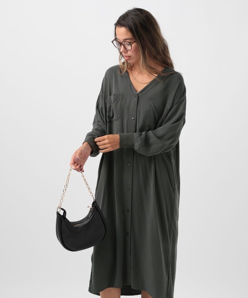 BAYFLOW（ベイフロー）の「[上品な微光沢素材にアップデート]袖リブシャツワンピース（シャツ/ブラウス・レディース・ブルー/チャコール/ベージュ・FREE）」の2枚目の写真