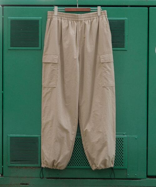 ITEMS URBANRESEARCH（アイテムズ アーバンリサーチ）の「『XLサイズあり』『セットアップ対応』撥水ナイロングログラン裏フリースカーゴ（その他パンツ・メンズ・ブラック/カーキ/ベージュ・MEDIUM/LARGE/X-LARGE）」の2枚目の写真