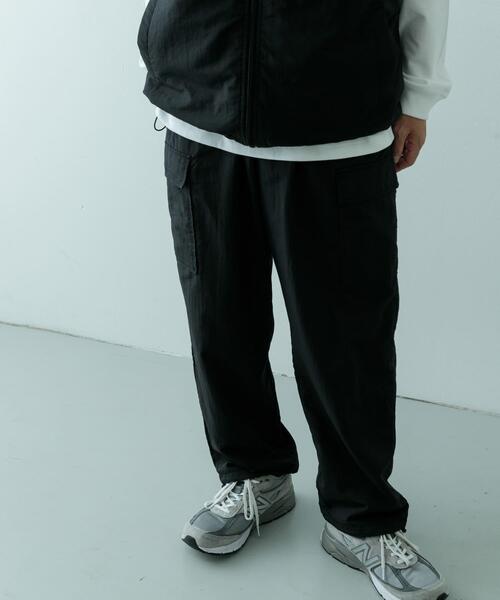 ITEMS URBANRESEARCH（アイテムズ アーバンリサーチ）の「『XLサイズあり』『セットアップ対応』撥水ナイロングログラン裏フリースカーゴ（その他パンツ・メンズ・ブラック/カーキ/ベージュ・MEDIUM/LARGE/X-LARGE）」の4枚目の写真