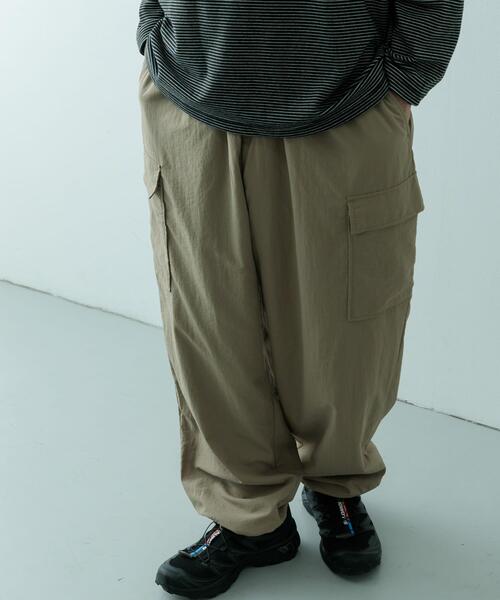 ITEMS URBANRESEARCH（アイテムズ アーバンリサーチ）の「『XLサイズあり』『セットアップ対応』撥水ナイロングログラン裏フリースカーゴ（その他パンツ・メンズ・ブラック/カーキ/ベージュ・MEDIUM/LARGE/X-LARGE）」の22枚目の写真