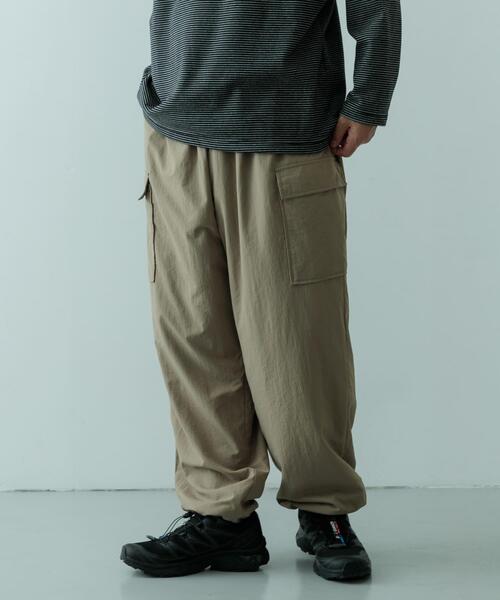 ITEMS URBANRESEARCH（アイテムズ アーバンリサーチ）の「『XLサイズあり』『セットアップ対応』撥水ナイロングログラン裏フリースカーゴ（その他パンツ・メンズ・ブラック/カーキ/ベージュ・MEDIUM/LARGE/X-LARGE）」の22枚目の写真