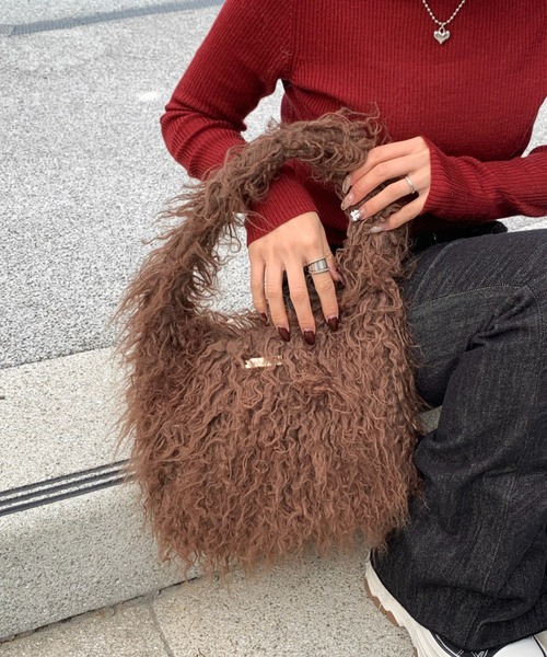 INTER FACTORY（インターファクトリー）の「mayu - チャーム付きフェイクファーバッグ made in INTERFACTORY（ハンドバッグ・レディース・アイボリー/ブラウン・FREE）」の2枚目の写真