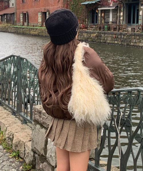 INTER FACTORY（インターファクトリー）の「mayu - チャーム付きフェイクファーバッグ made in INTERFACTORY（ハンドバッグ・レディース・アイボリー/ブラウン・FREE）」の3枚目の写真