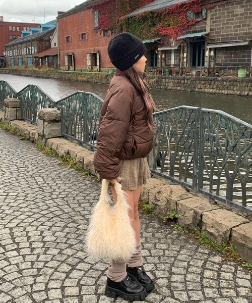 INTER FACTORY（インターファクトリー）の「mayu - チャーム付きフェイクファーバッグ made in INTERFACTORY（ハンドバッグ・レディース・アイボリー/ブラウン・FREE）」の7枚目の写真