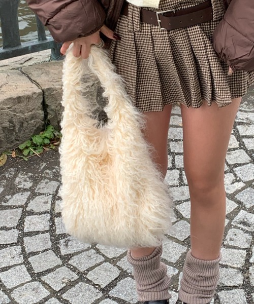 INTER FACTORY（インターファクトリー）の「mayu - チャーム付きフェイクファーバッグ made in INTERFACTORY（ハンドバッグ・レディース・アイボリー/ブラウン・FREE）」の6枚目の写真