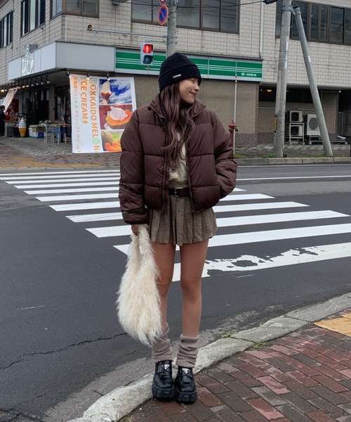 INTER FACTORY（インターファクトリー）の「mayu - チャーム付きフェイクファーバッグ made in INTERFACTORY（ハンドバッグ・レディース・アイボリー/ブラウン・FREE）」の8枚目の写真