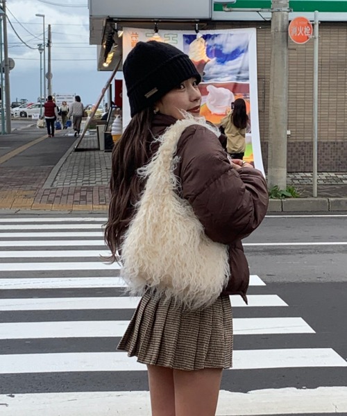 INTER FACTORY（インターファクトリー）の「mayu - チャーム付きフェイクファーバッグ made in INTERFACTORY（ハンドバッグ・レディース・アイボリー/ブラウン・FREE）」の4枚目の写真