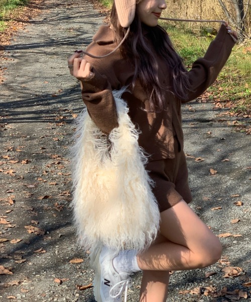 INTER FACTORY（インターファクトリー）の「mayu - チャーム付きフェイクファーバッグ made in INTERFACTORY（ハンドバッグ・レディース・アイボリー/ブラウン・FREE）」の5枚目の写真