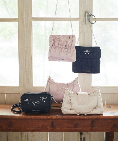 Maison de FLEUR(メゾンドフルール)の「ビジューリボンギャザーショルダーバッグ(ショルダーバッグ・レディース・アイボリー/ブラック/ピンク・FREE)」の9枚目の写真