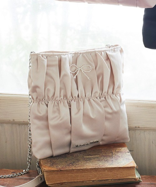 Maison de FLEUR(メゾンドフルール)の「ビジューリボンギャザーショルダーバッグ(ショルダーバッグ・レディース・アイボリー/ブラック/ピンク・FREE)」の2枚目の写真