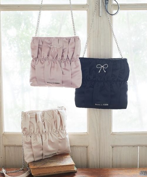 Maison de FLEUR(メゾンドフルール)の「ビジューリボンギャザーショルダーバッグ(ショルダーバッグ・レディース・アイボリー/ブラック/ピンク・FREE)」の4枚目の写真