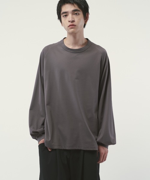 OUR ツヤ感素材の長袖カットソー　チャコールグレー ツヤ感素材の長袖カットソー – OURHOME