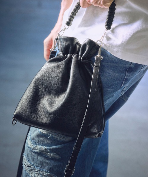 ADAM PATEK（アダムパテック）の「mko12606-new shrink leather drawstring minibag 巾着型バッグ（ショルダーバッグ・メンズ・ブラック・FREE）」の2枚目の写真