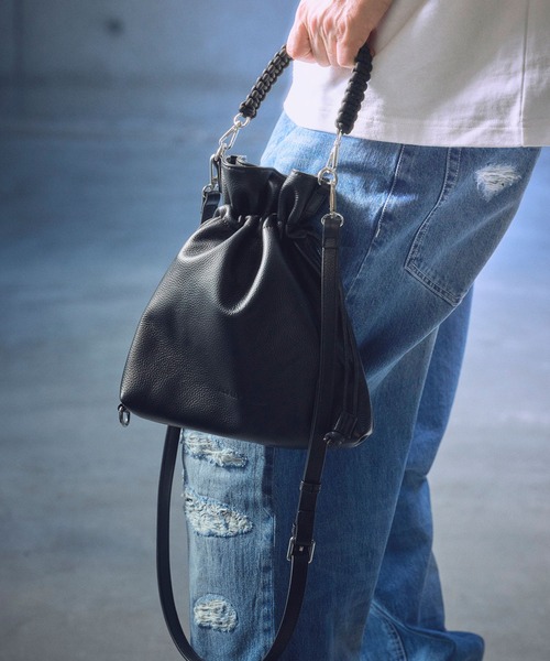 ADAM PATEK（アダムパテック）の「mko12606-new shrink leather drawstring minibag 巾着型バッグ（ショルダーバッグ・メンズ・ブラック・FREE）」の3枚目の写真