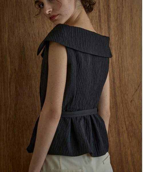 【新品、タグ付き】ERADIE　オフショルダーワイドカラートップス ERADIE ブラウス シャツ Off-shoulder wide collar TOP