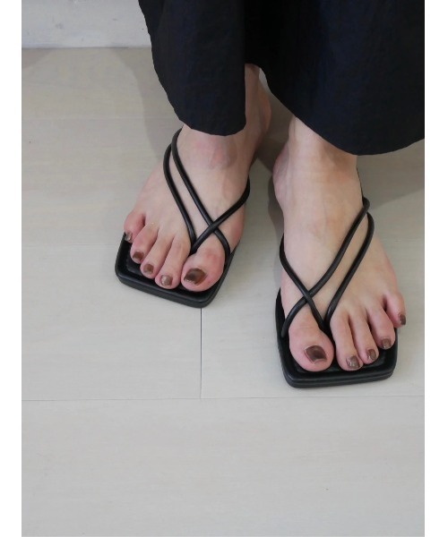 TRUNC（トランクエイティーエイト）の「Nallow Strap Flat Sandals（サンダル・レディース・ブラック・LARGE/MEDIUM）」の4枚目の写真