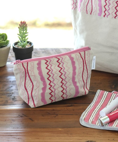 BAYFLOW(ベイフロー)の「BFキャンバスエンブロポーチ(ポーチ・レディース・ピンク/ブルー・0)」の2枚目の写真