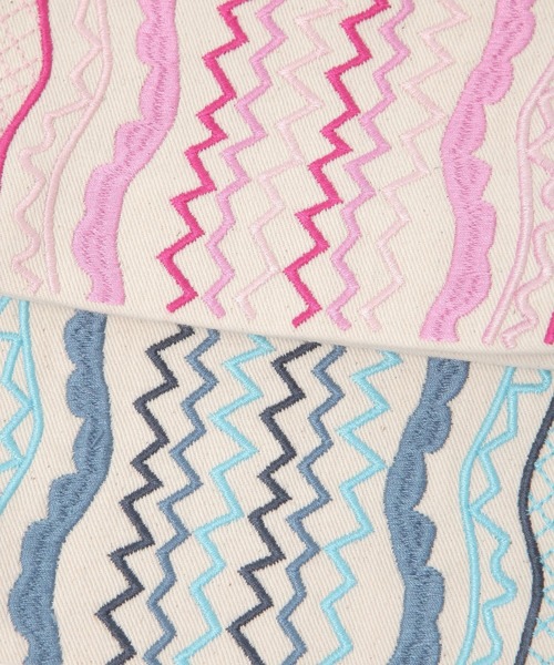 BAYFLOW(ベイフロー)の「BFキャンバスエンブロポーチ(ポーチ・レディース・ピンク/ブルー・0)」の12枚目の写真