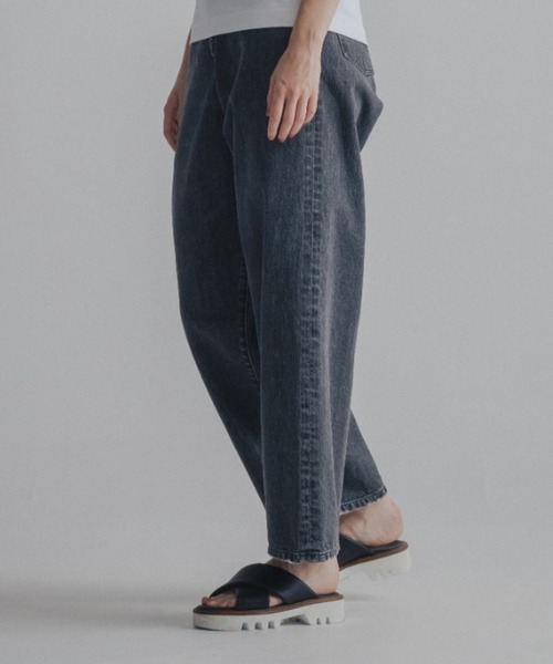 CINOH(チノ)の「デニムワイドテーパードパンツ(デニムパンツ・レディース・グレー・25/26/27)」の1枚目の写真