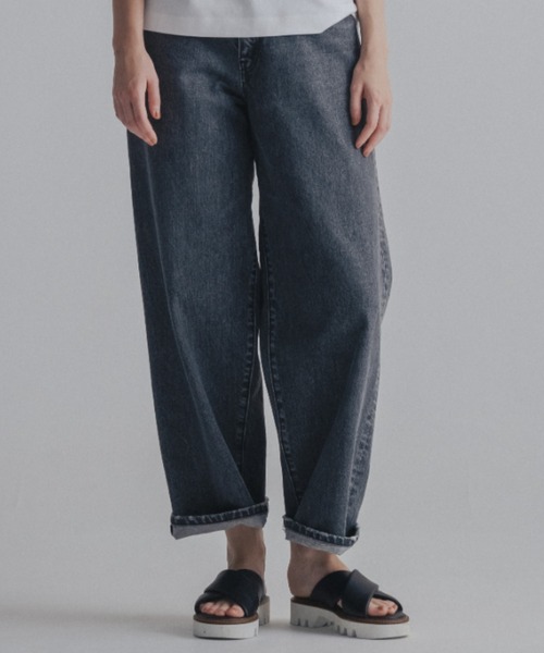CINOH(チノ)の「デニムワイドテーパードパンツ(デニムパンツ・レディース・グレー・25/26/27)」の3枚目の写真